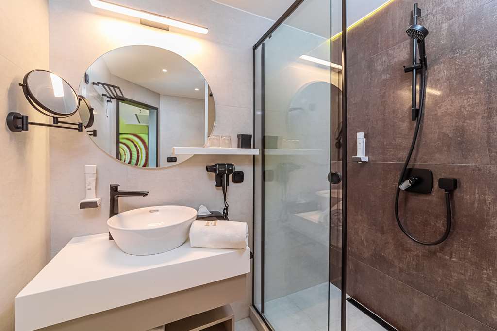 HELIKON-guestroom-Guest Room,Bathroom,On-Site.jpg