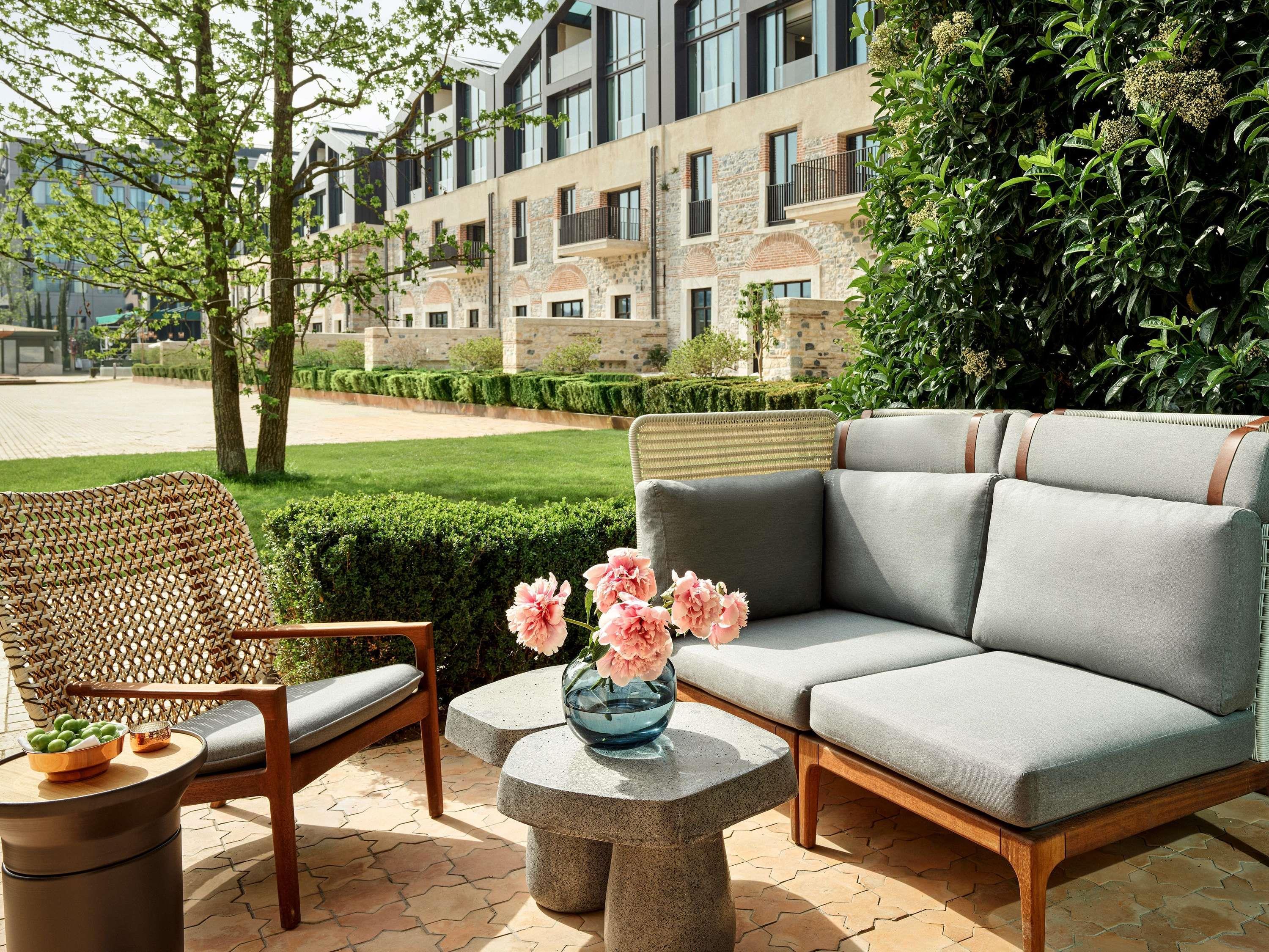 Ali - Tap to explore photos