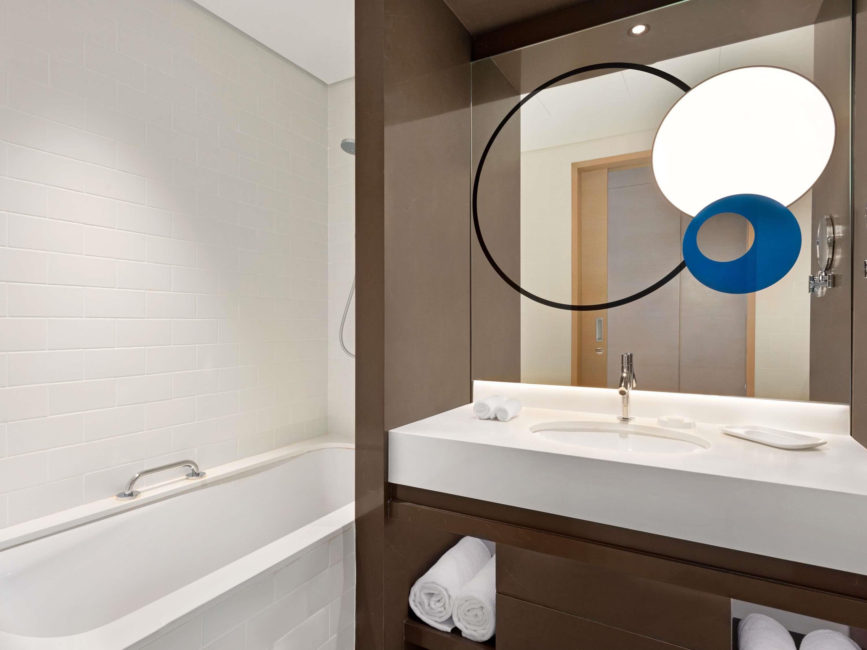 Novotel Dubai Gold District Room Type - Deluxe Room with 1 double bed, Park view