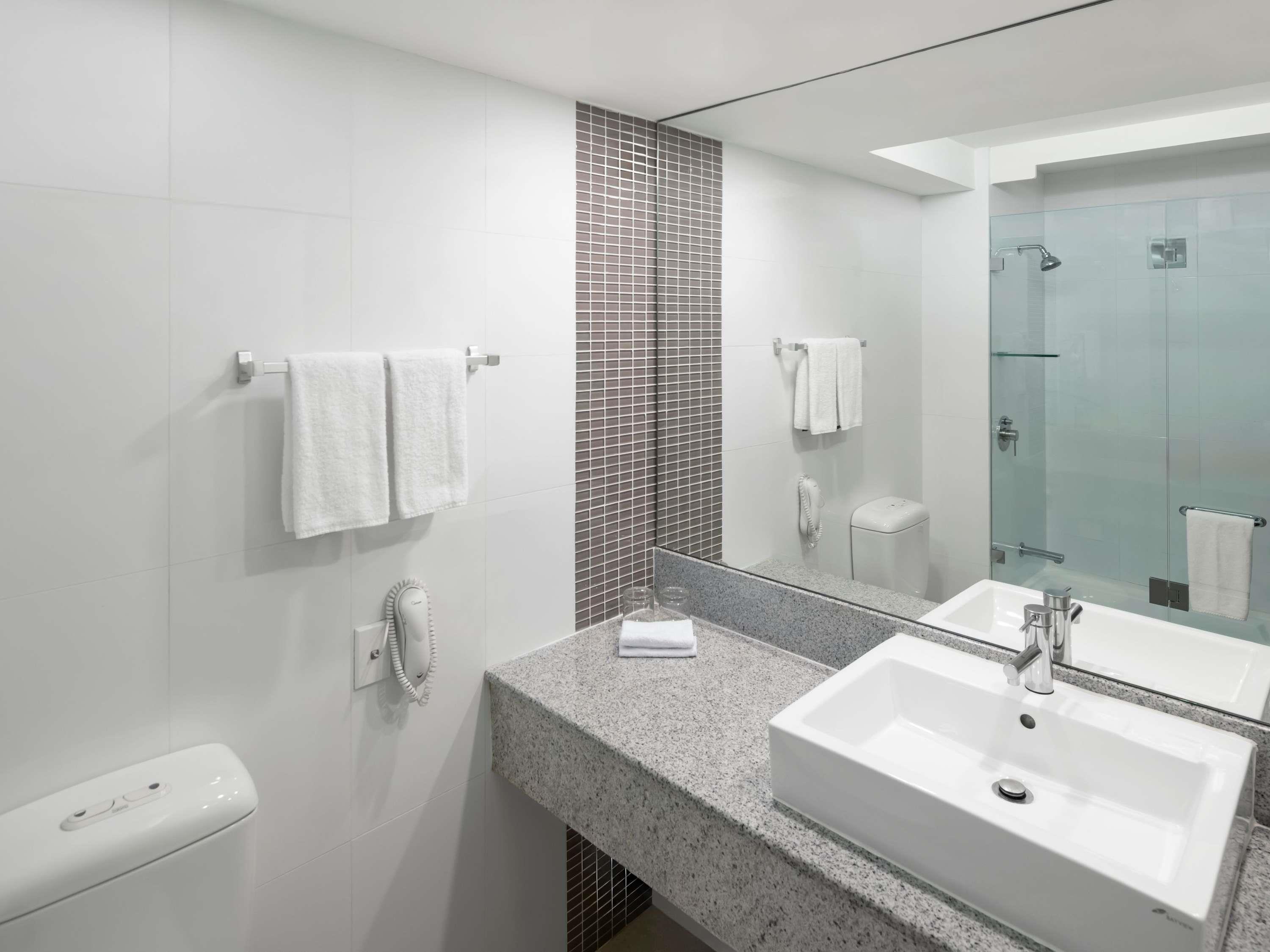 The Sydney Boulevard Hotel by Accor Room Type - Deluxe Room with 1 king-size bed, City side