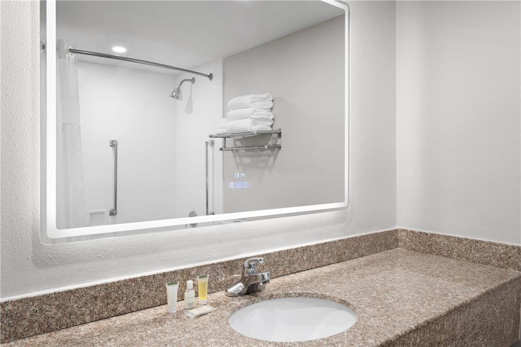BAYMONT BY WYNDHAM WILLIAMSBURG I-6-guestroom-Guest Room,Bathroom,On-Site.jpg