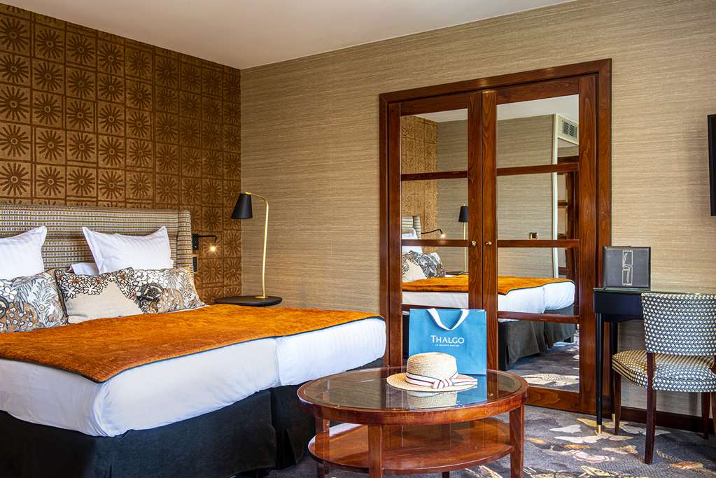 LES TRESOMS-guestroom-Guest Room,Guest Room Amenity,On-Site.jpg