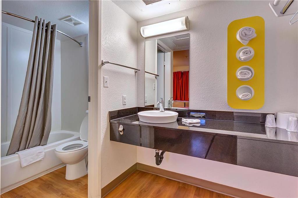 SUPER 8 BY WYNDHAM SANTA ROSA NORTH-guestroom-Guest Room,Bathroom,On-Site.jpg