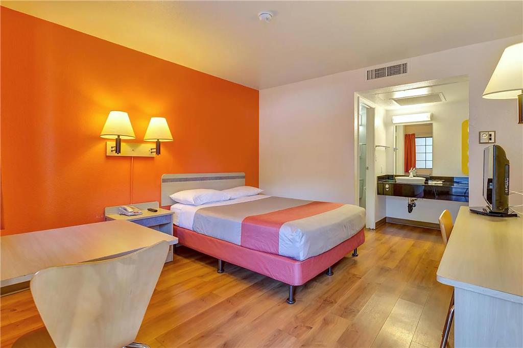 SUPER 8 BY WYNDHAM SANTA ROSA NORTH-guestroom-Guest Room,On-Site.jpg
