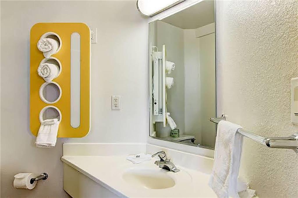SUPER 8 BY WYNDHAM AURORA EAST-guestroom-Guest Room,Bathroom,On-Site.jpg