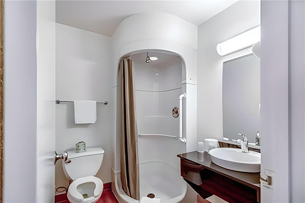 SUPER 8 BY WYNDHAM TRACY-guestroom-Guest Room,Bathroom,On-Site.jpg