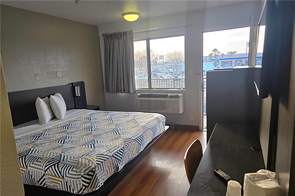 SUPER 8 BY WYNDHAM TRACY-guestroom-Guest Room,On-Site.jpg