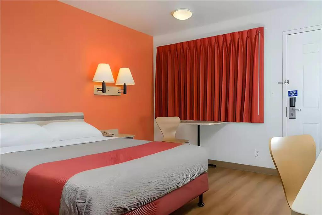 SUPER 8 BY WYNDHAM TURLOCK-guestroom-Guest Room,On-Site.jpg