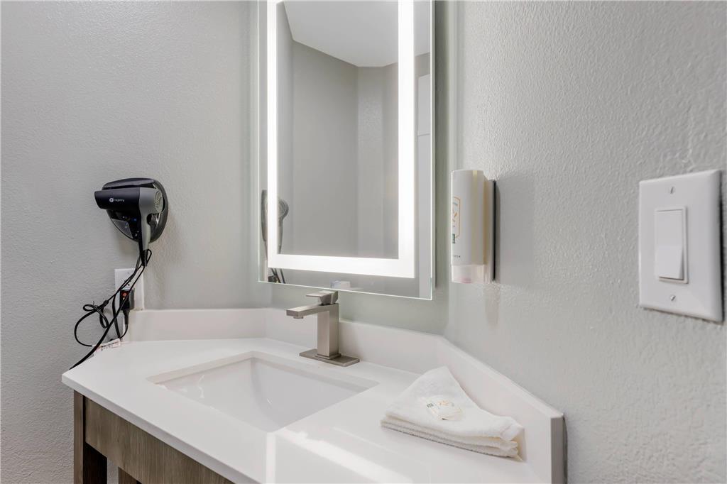 QUALITY INN-guestroom-Guest Room,Bathroom,On-Site.jpg