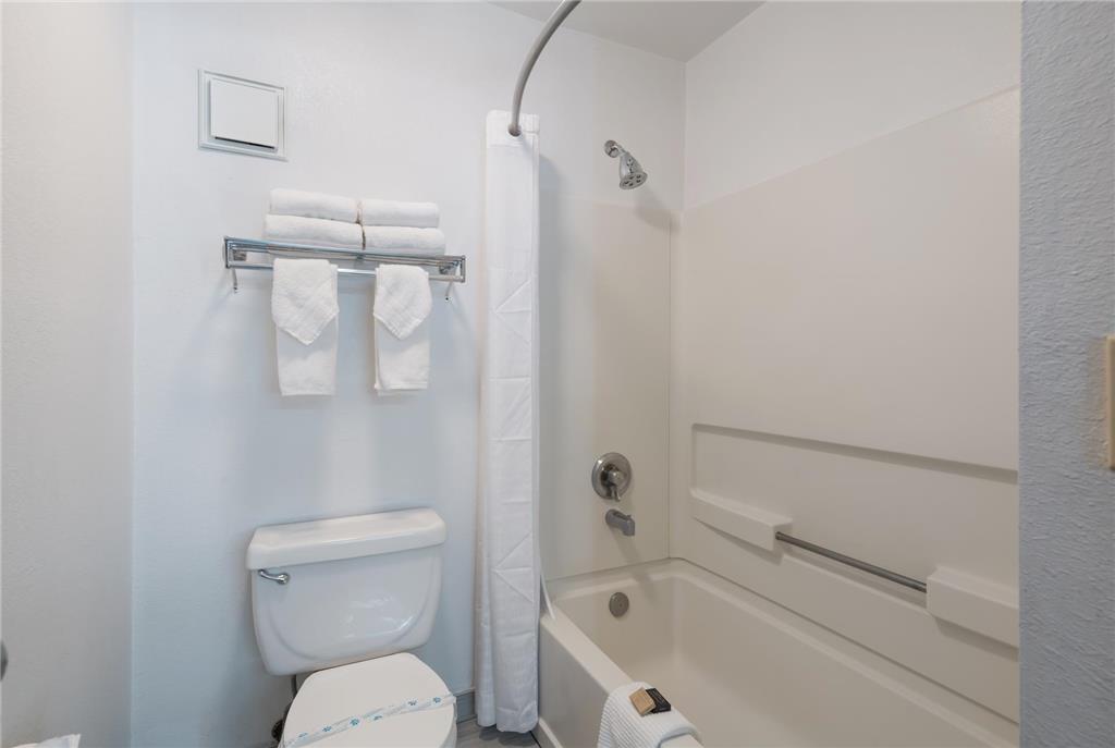 QUALITY INN & SUITES KENNEWICK TRI--guestroom-Guest Room,Bathroom,On-Site.jpg