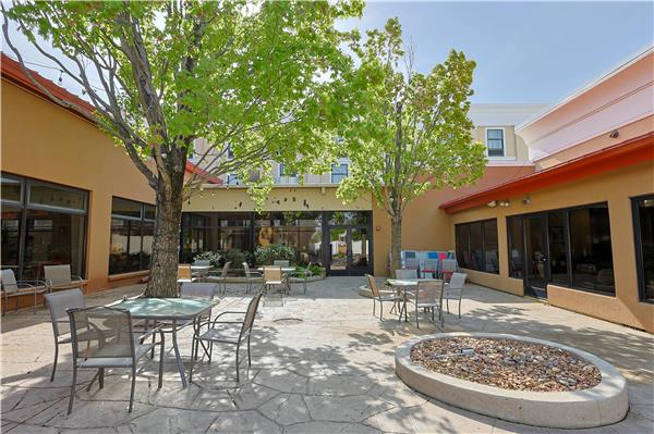 English/Irish Cuisine,Outdoor/Exterior,Courtyard