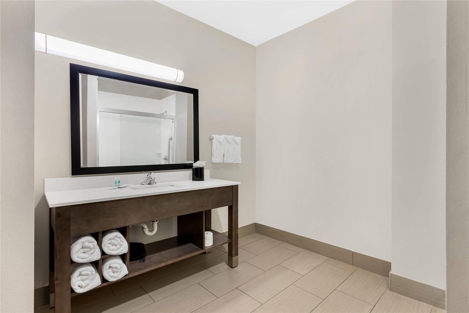 COMFORT INN AND SUITES CLAREMORE-guestroom-Guest Room,Suite,On-Site.jpg