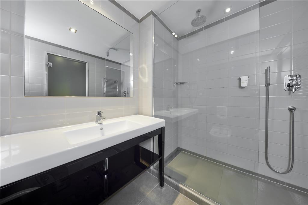 BLU HOTEL BRIXIA-guestroom-Guest Room,Bathroom,On-Site.jpg