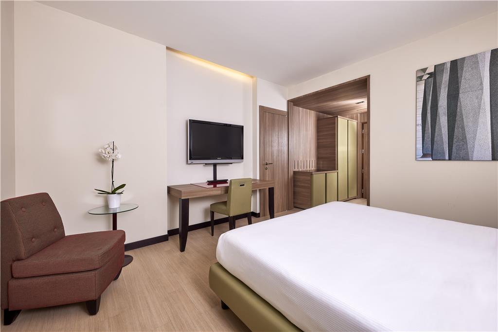 BLU HOTEL BRIXIA-guestroom-Guest Room,On-Site.jpg