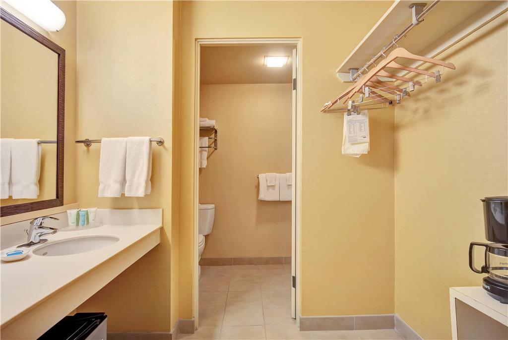 HILO HAWAIIAN HOTEL TRADEMARK-guestroom-Guest Room,Bathroom,On-Site.jpg