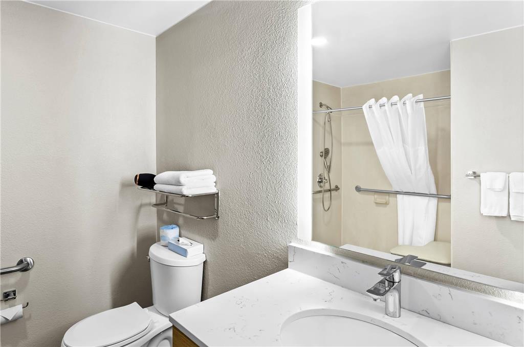 SUBURBAN STUDIOS CHARLESTON - CIVIC-guestroom-Guest Room,Bathroom,On-Site.jpg