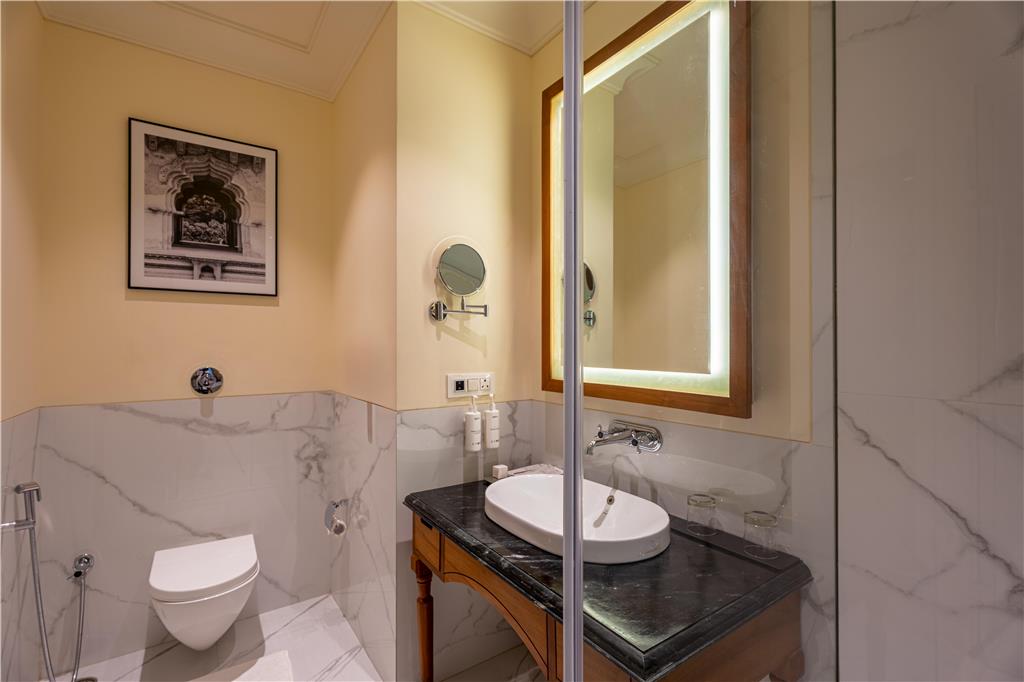 RADISSON RESORT MOUNT ABU-guestroom-Guest Room,Bathroom,On-Site.jpg