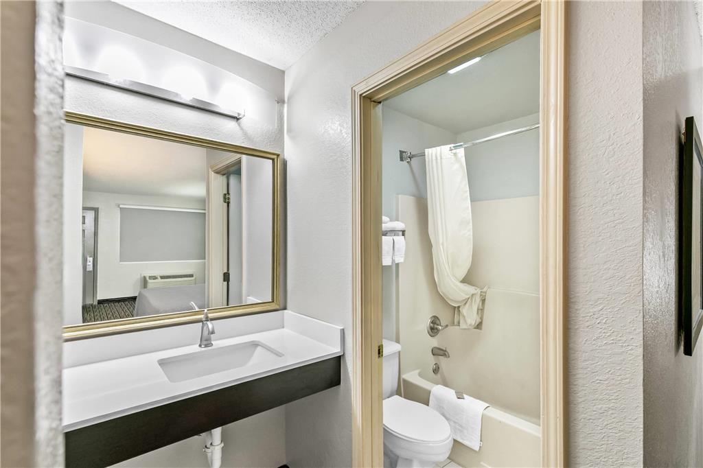ECONO LODGE HELEN-guestroom-Guest Room,Bathroom,On-Site.jpg