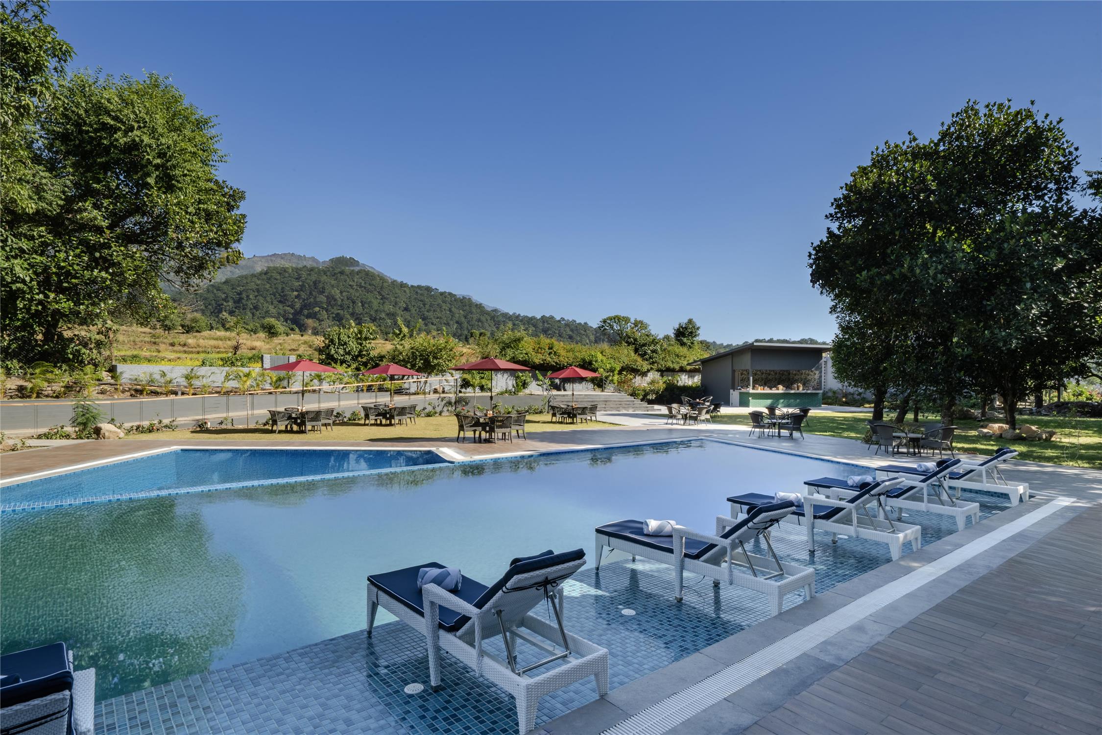 HOTEL VANDHARA SAROVAR PREMIERE JIM CORBETT - Swimming Pool Day View