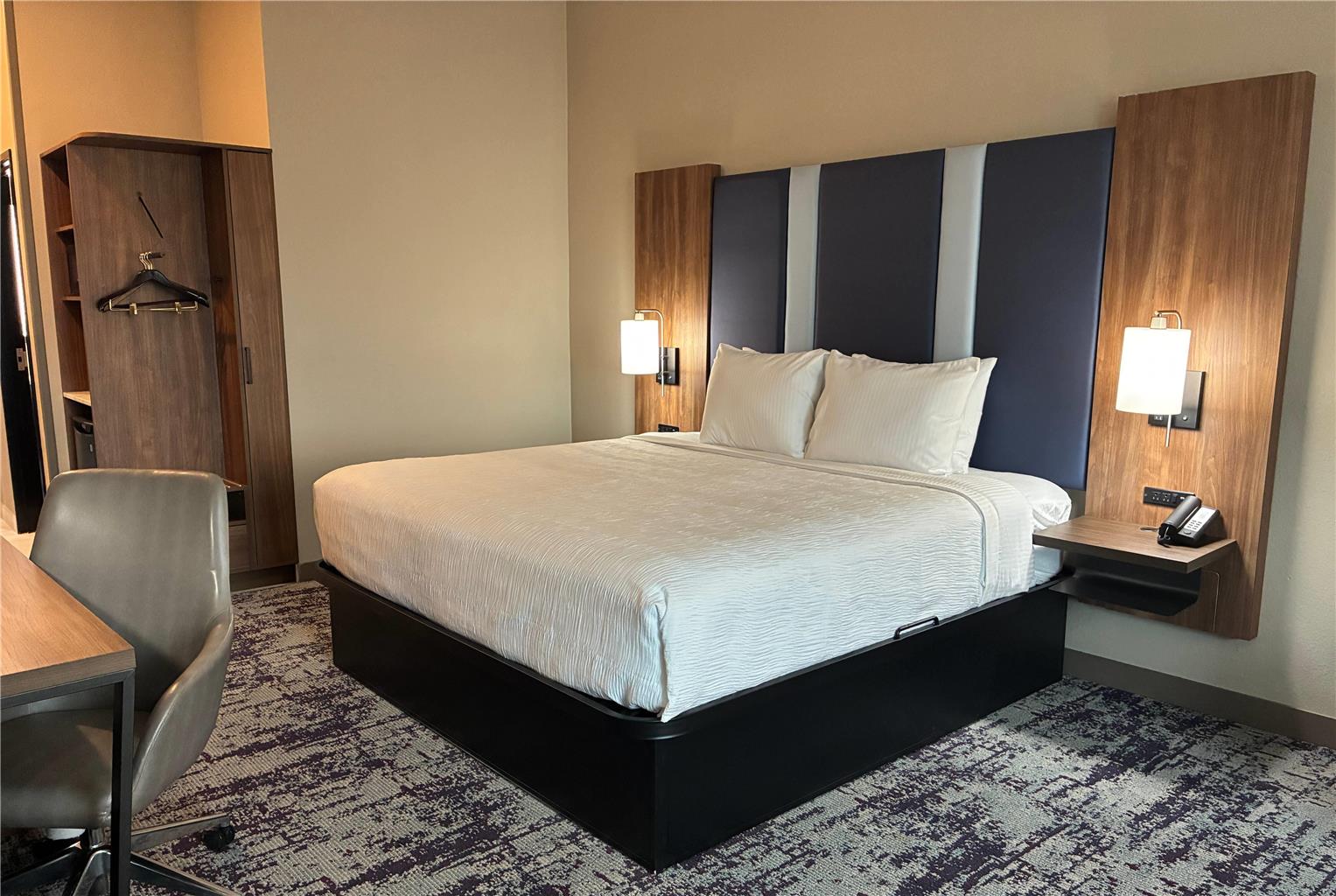 LA QUINTA INN & SUITES BY WYNDHAM A-guestroom-Guest Room,On-Site.jpg