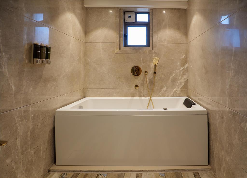 MELIOR INN-guestroom-Guest Room,Bathroom,On-Site.jpg