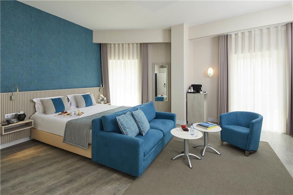 Occidental Faro-guestroom-Guest Room,On-Site.jpg
