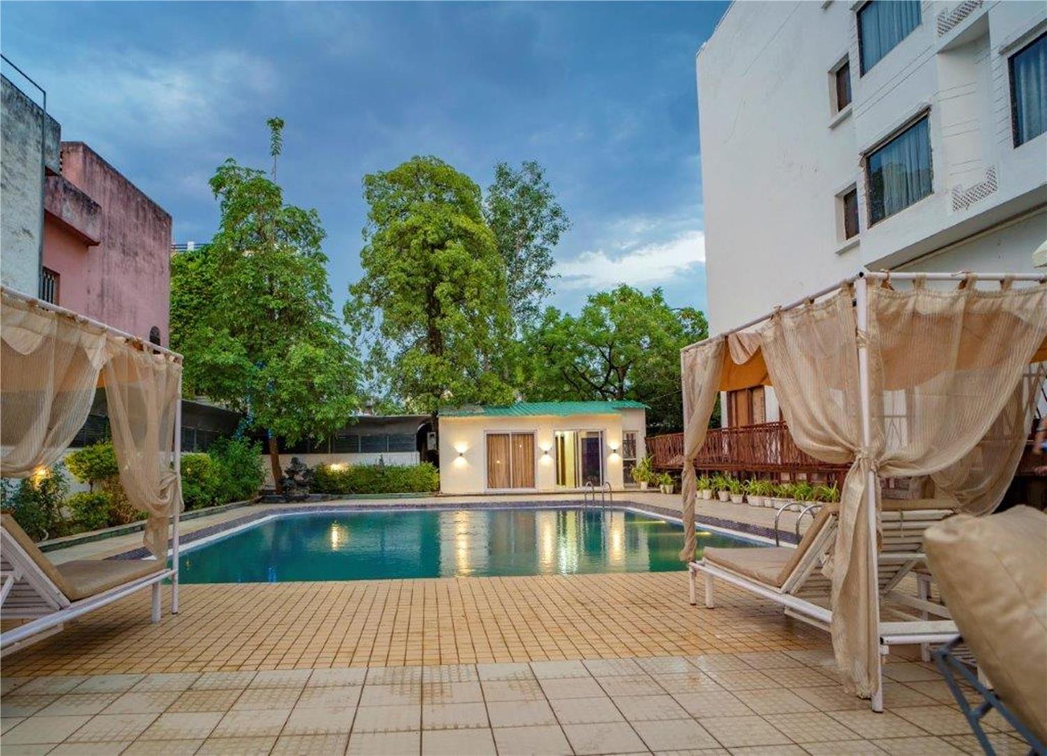 HOTEL GOLDEN TULIP UDAIPUR - Pool