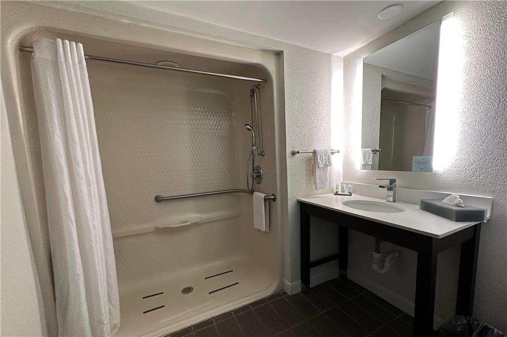 BAYMONT BY WYNDHAM SLIDELL-guestroom-Guest Room,Bathroom,Shower,Accessibility,On-Site.jpg