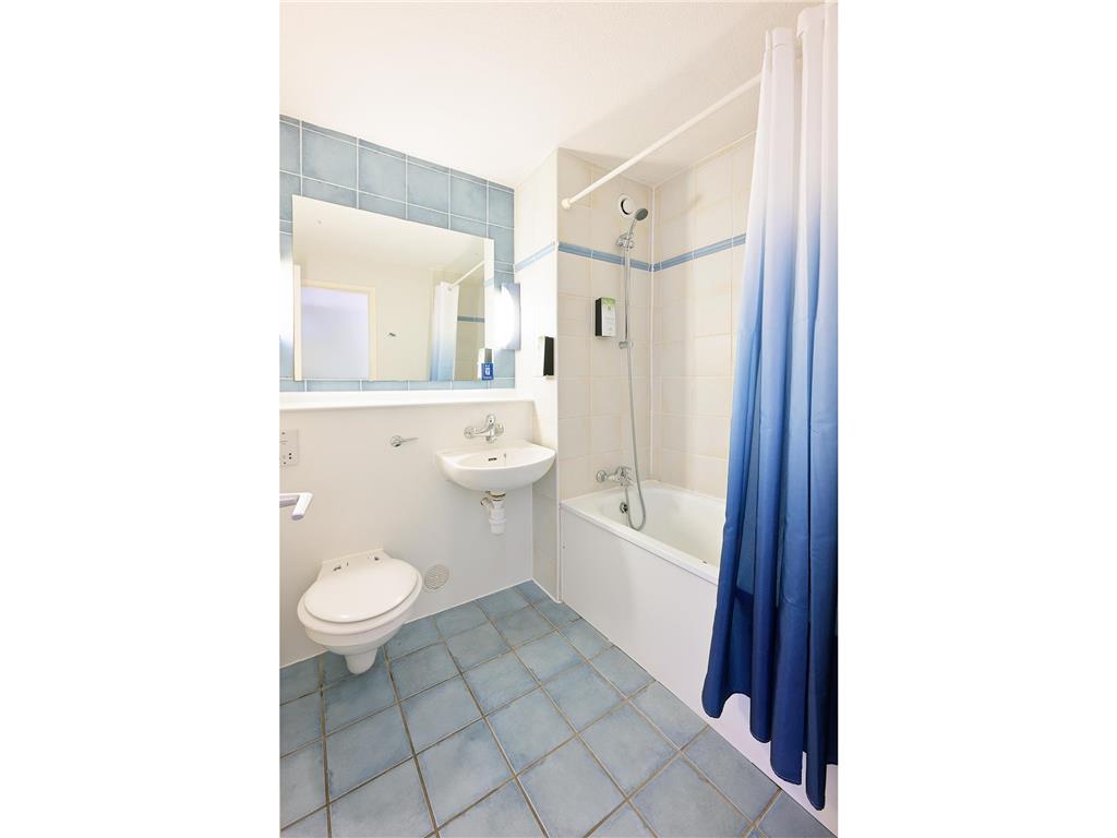 TRAVELODGE CENTRAL RIVERSIDE-guestroom-Guest Room,Bathroom,On-Site.jpg