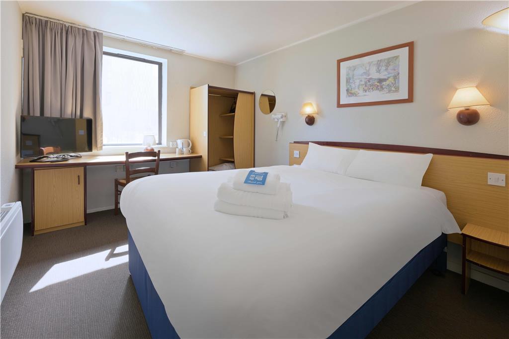TRAVELODGE CENTRAL RIVERSIDE-guestroom-Guest Room,On-Site.jpg
