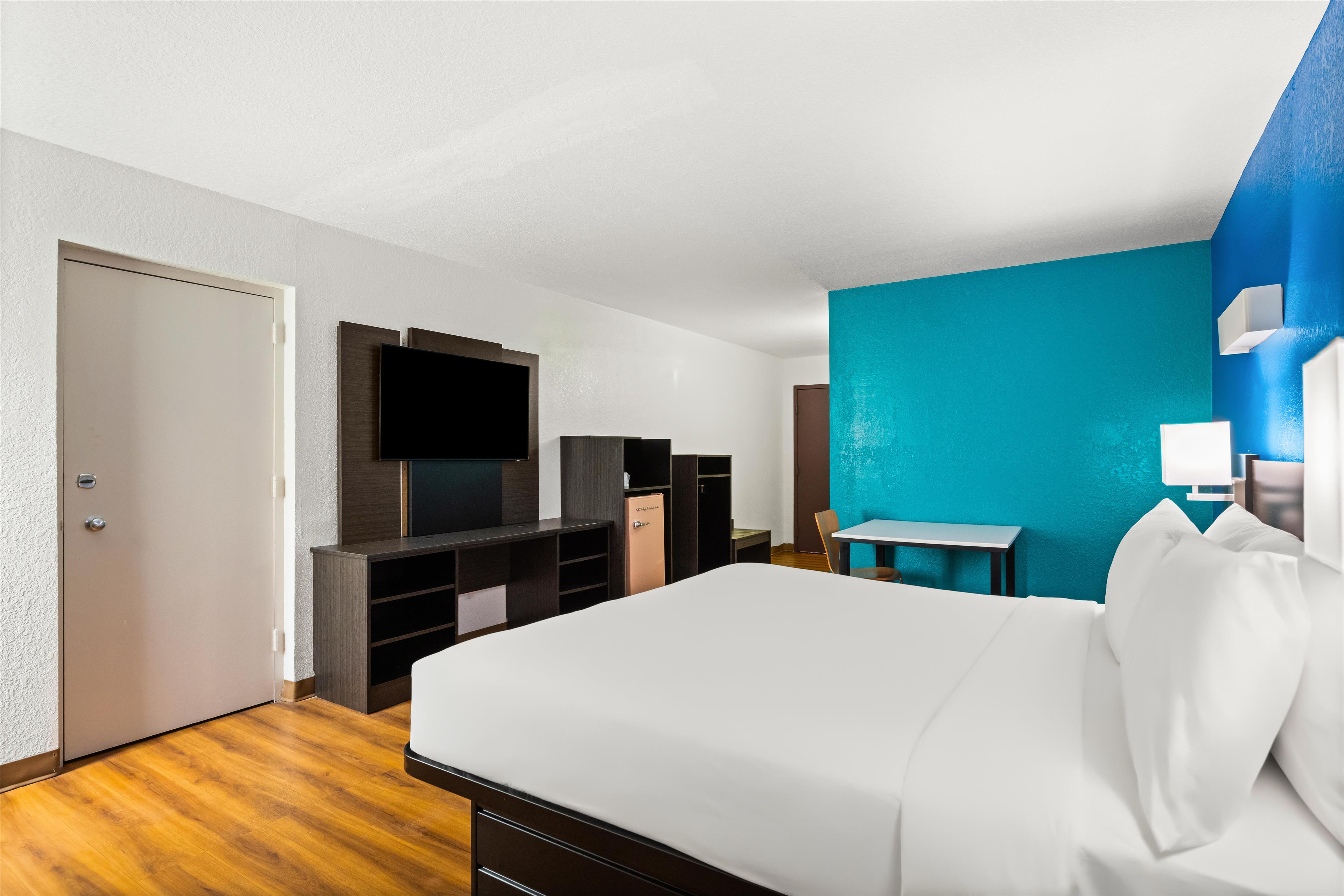 1 King Bed image