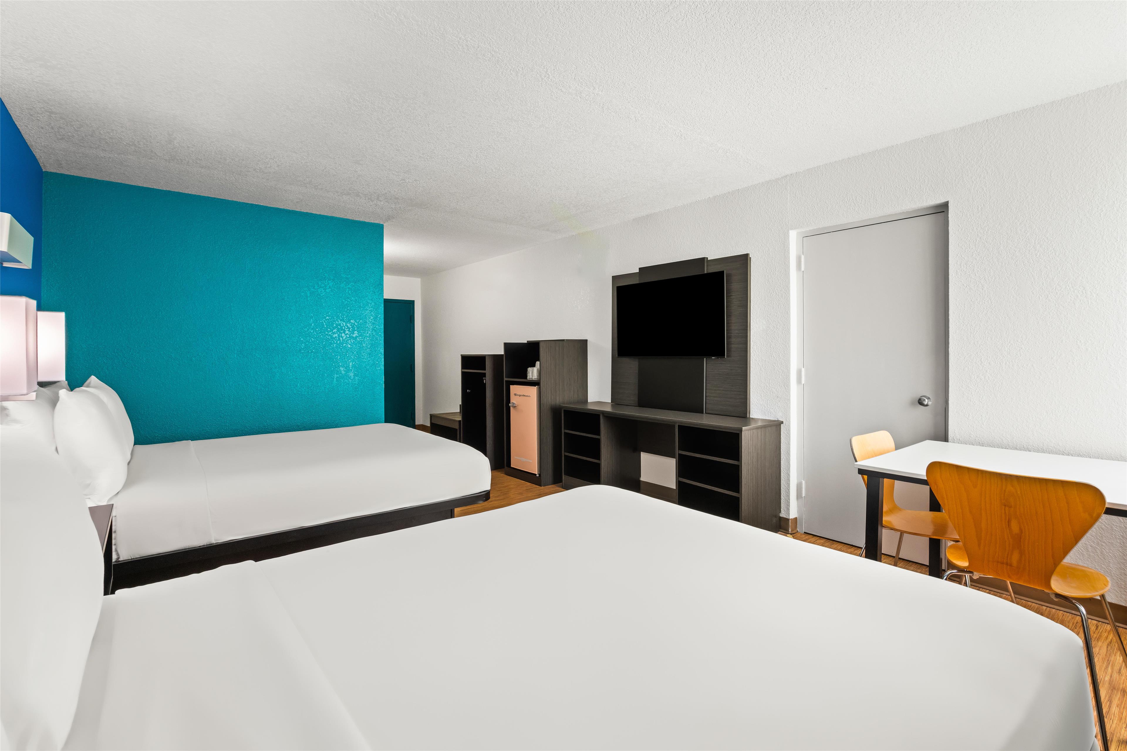 2 Queen Beds image