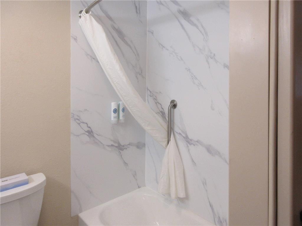 COMFORT INN PIKEVILLE-guestroom-Guest Room,Bathroom,On-Site.jpg