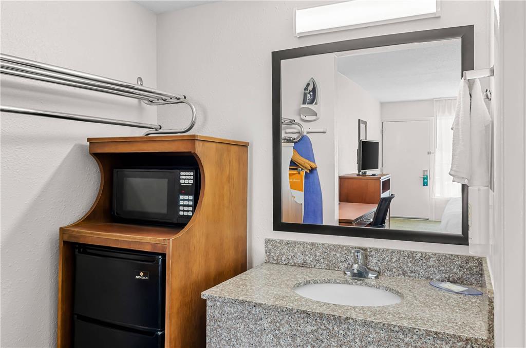 QUALITY INN LEXINGTON-guestroom-Guest Room,Bathroom,On-Site.jpg