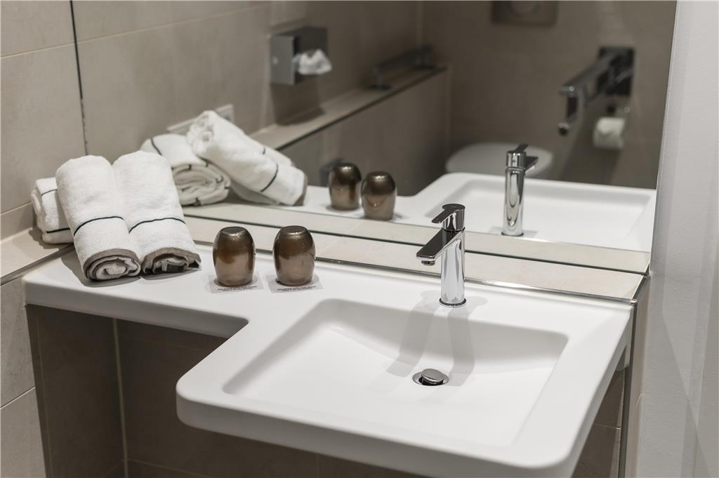HARBR. HOTEL LUDWIGSBURG , A MEMBER-guestroom-Guest Room,Bathroom,On-Site.jpg