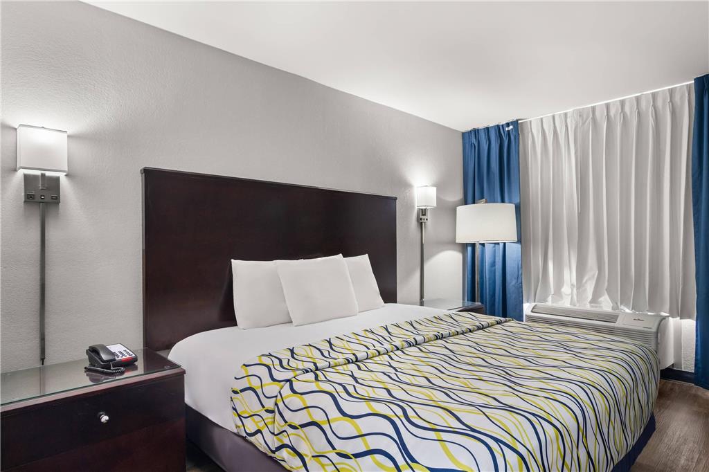 SUBURBAN STUDIOS ORANGE PARK-guestroom-Guest Room,On-Site.jpg