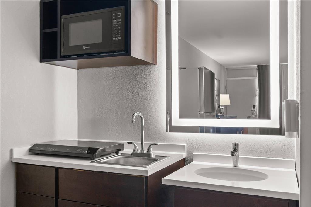 SUBURBAN STUDIOS ORANGE PARK-guestroom-Guest Room,Bathroom,On-Site.jpg