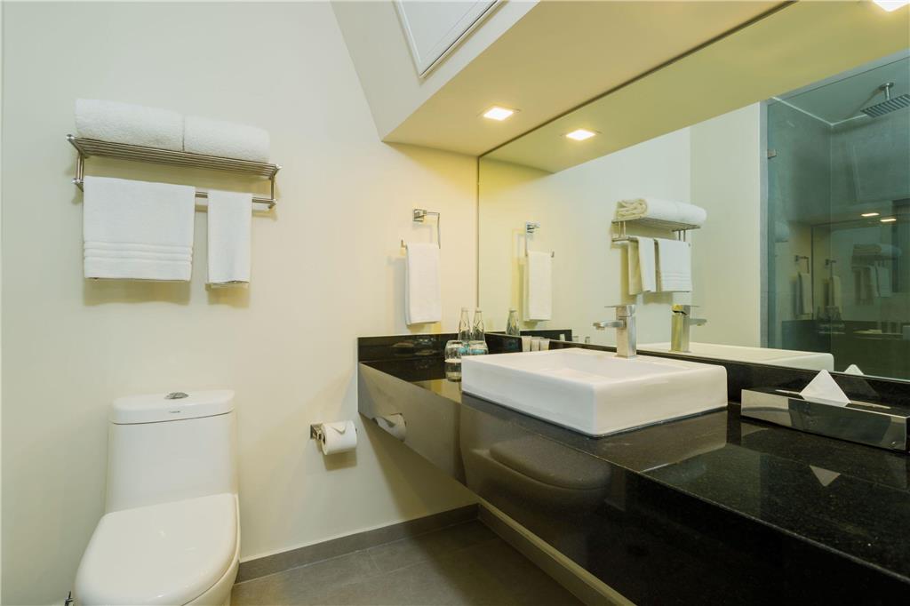 REAL INN MEXICALI-guestroom-Guest Room,Bathroom,On-Site.jpg