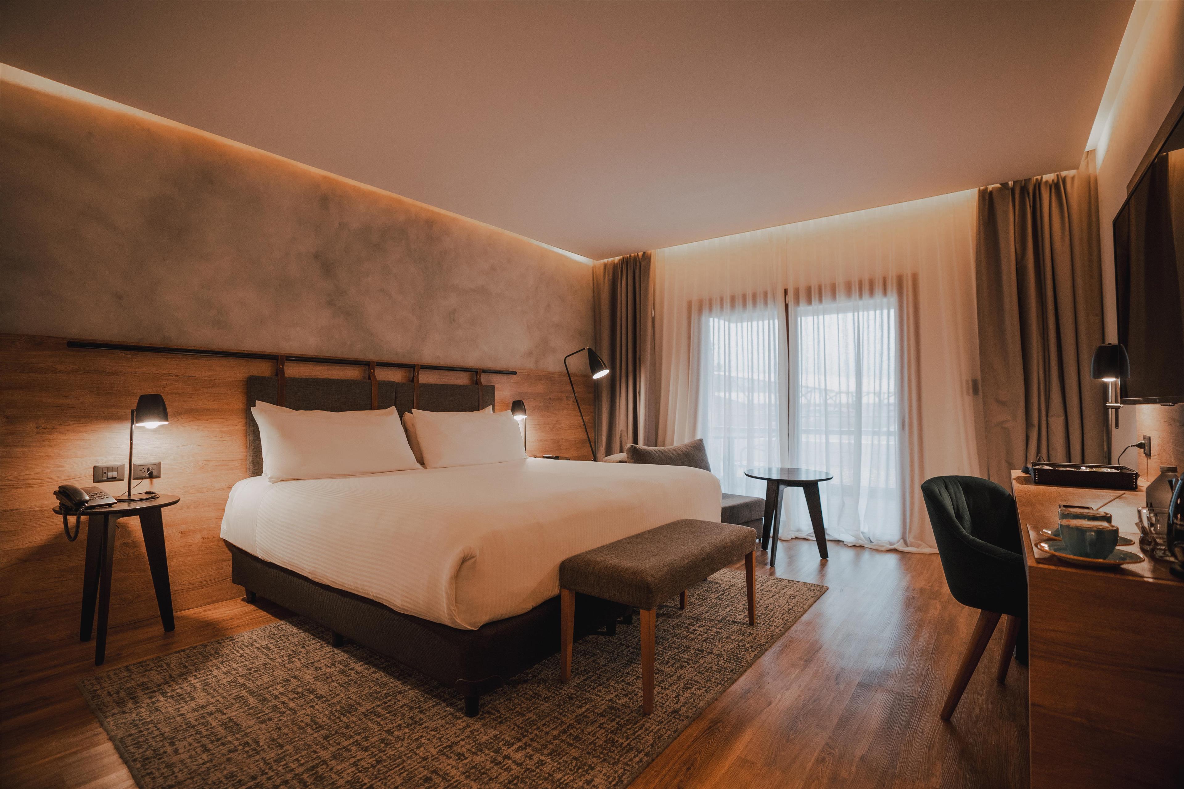 Deluxe Room King Bed image
