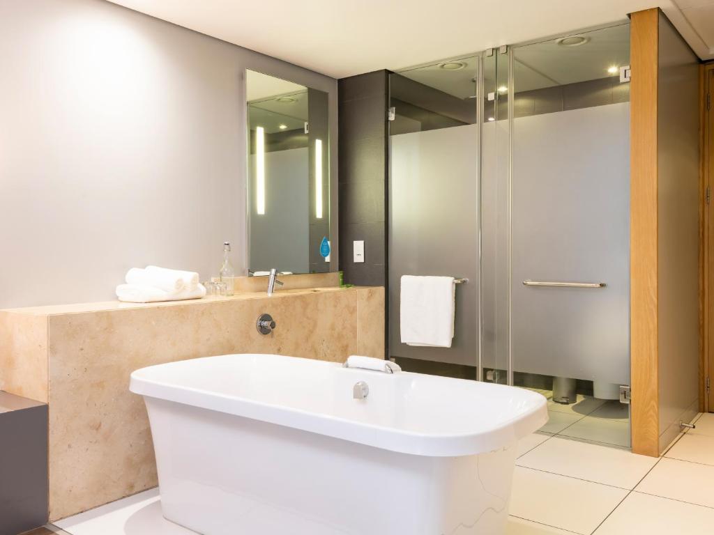 AHA GATEWAY HOTEL-guestroom-Guest Room,Bathroom,On-Site.jpg