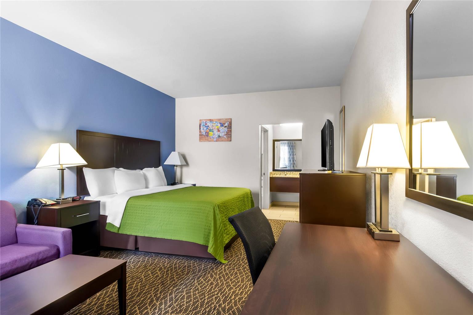 ECONO LODGE BRYAN-guestroom-Guest Room,On-Site.jpg