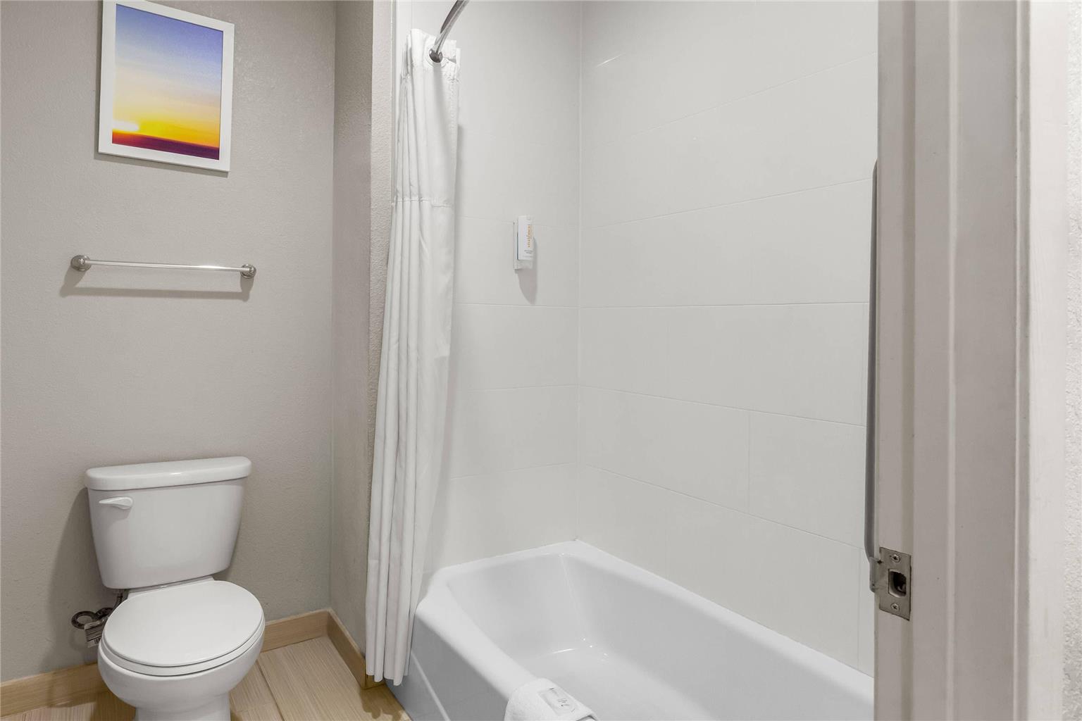 ECONO LODGE BRYAN-guestroom-Guest Room,Bathroom,On-Site.jpg