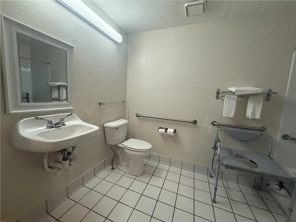 SureStay by Best Western Obetz Rickenbacker Airport-guestroom-Guest Room,Bathroom,On-Site.jpg