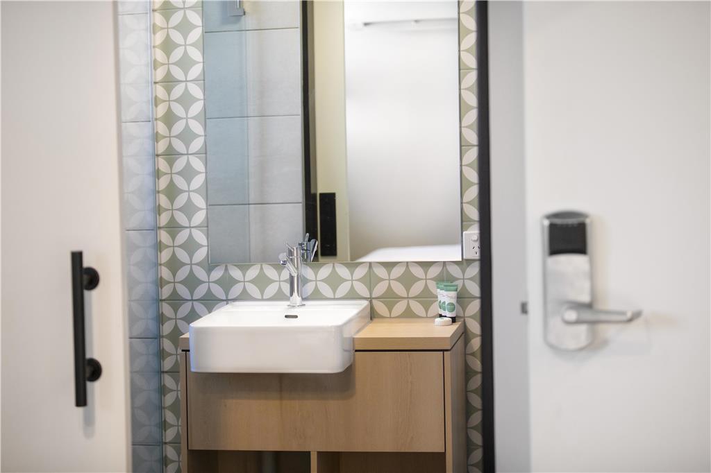 NIGHTCAP AT PRINCE OF WALES HOTEL-guestroom-Guest Room,Bathroom,On-Site.jpg