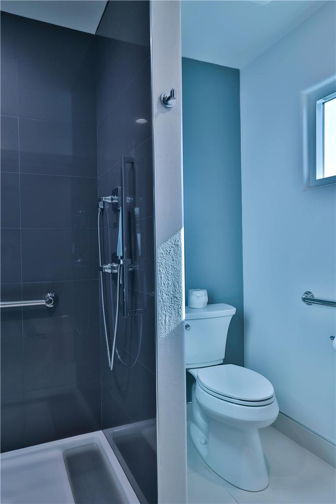 RODEWAY INN SAN CLEMENTE-guestroom-Guest Room,Bathroom,On-Site.jpg