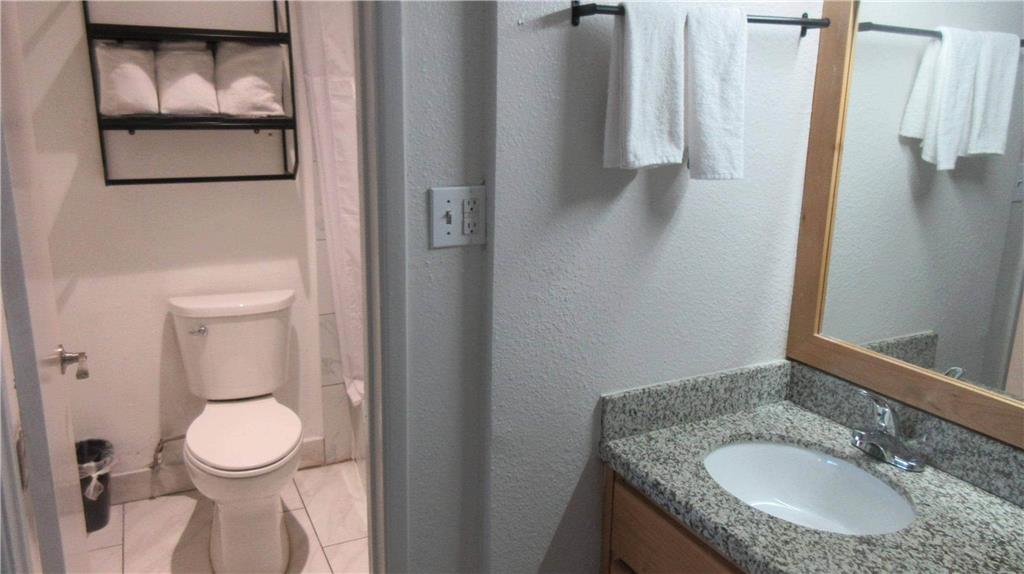 RODEWAY INN YUMA DOWNTOWN-guestroom-Guest Room,Bathroom,On-Site.jpg