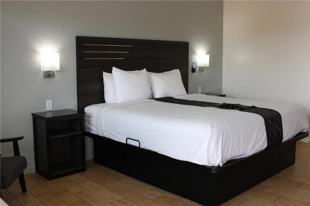RODEWAY INN YUMA DOWNTOWN-guestroom-Guest Room,On-Site.jpg