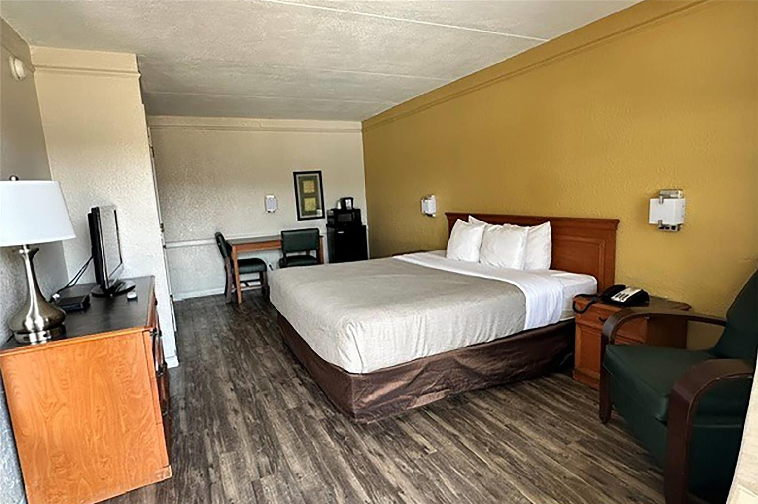 SUPER 8 NACOGDOCHES UNIVERSITY-guestroom-Guest Room,On-Site.jpg