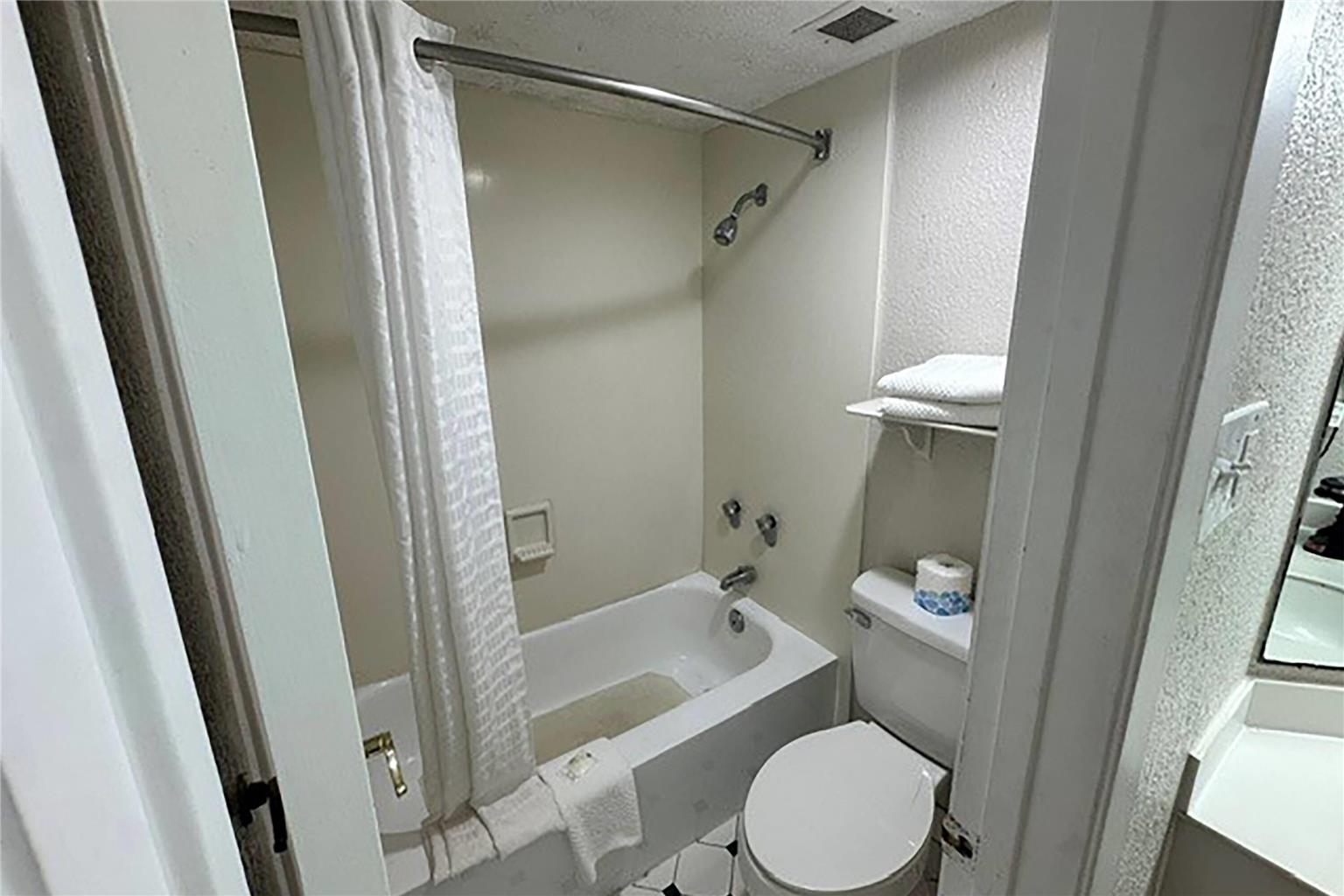 SUPER 8 NACOGDOCHES UNIVERSITY-guestroom-Guest Room,Bathroom,On-Site.jpg
