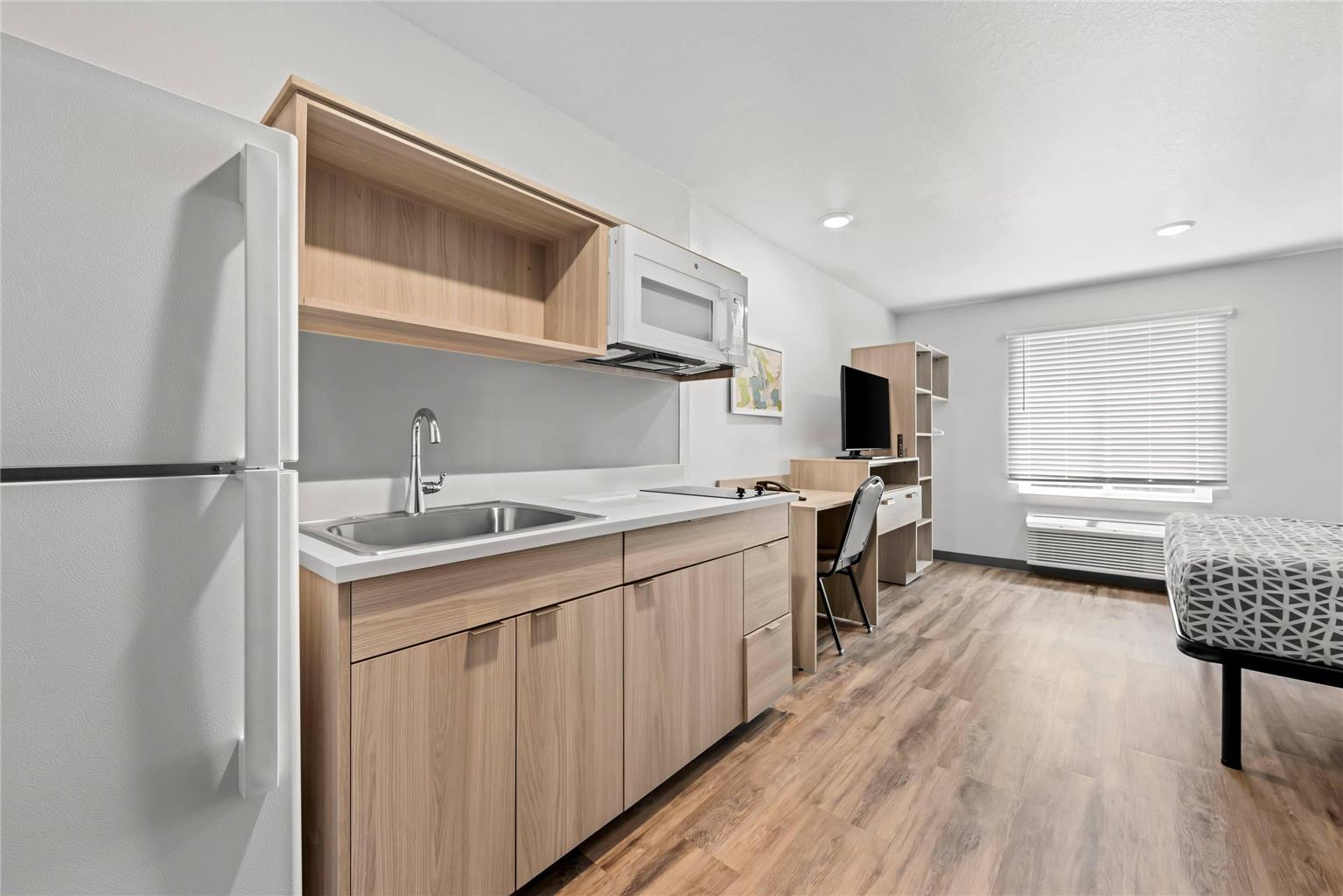WOODSPRING SUITES OAK RIDGE KNOXVIL-guestroom-Guest Room,Suite,On-Site.jpg